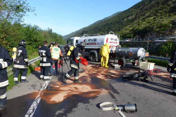 Großübung des Bezirksfeuerwehrverbandes Untervinschgau in Laas (Gefahrgutunfall auf der Laaser Geraden) und in Schlanders (Rauchentwicklung im Krankenhaus), 9. Juni 2018; Fotos: Sepp