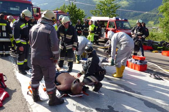 Großübung des Bezirksfeuerwehrverbandes Untervinschgau in Laas (Gefahrgutunfall auf der Laaser Geraden) und in Schlanders (Rauchentwicklung im Krankenhaus), 9. Juni 2018; Fotos: Sepp