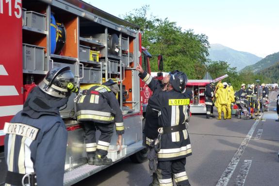 Großübung des Bezirksfeuerwehrverbandes Untervinschgau in Laas (Gefahrgutunfall auf der Laaser Geraden) und in Schlanders (Rauchentwicklung im Krankenhaus), 9. Juni 2018; Fotos: Sepp