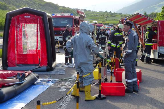 Großübung des Bezirksfeuerwehrverbandes Untervinschgau in Laas (Gefahrgutunfall auf der Laaser Geraden) und in Schlanders (Rauchentwicklung im Krankenhaus), 9. Juni 2018; Fotos: Sepp