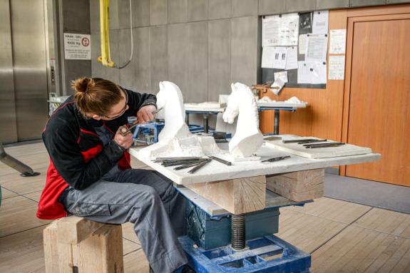 Konzentriertes Arbeiten in der Berufsfachschule für Steinbearbeitung in Laas