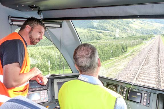 Übung des Bezirksfeuerwehrverbandes Untervinschgau in Zusammenarbeit mit STA, SAD und Weißem Kreuz (12.07.2019); angenommenes Szenario: Kollision zwischen Auto und Vinschgerbahn. Fotos: Sepp
