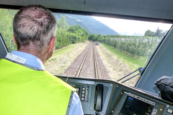 Übung des Bezirksfeuerwehrverbandes Untervinschgau in Zusammenarbeit mit STA, SAD und Weißem Kreuz (12.07.2019); angenommenes Szenario: Kollision zwischen Auto und Vinschgerbahn. Fotos: Sepp