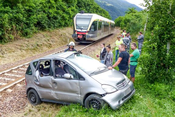 Übung des Bezirksfeuerwehrverbandes Untervinschgau in Zusammenarbeit mit STA, SAD und Weißem Kreuz (12.07.2019); angenommenes Szenario: Kollision zwischen Auto und Vinschgerbahn. Fotos: Sepp