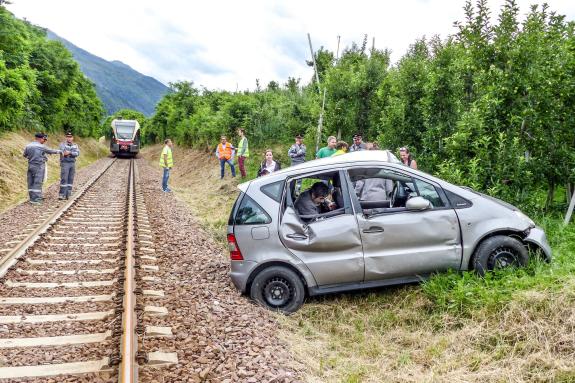 Übung des Bezirksfeuerwehrverbandes Untervinschgau in Zusammenarbeit mit STA, SAD und Weißem Kreuz (12.07.2019); angenommenes Szenario: Kollision zwischen Auto und Vinschgerbahn. Fotos: Sepp