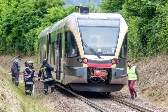 Übung des Bezirksfeuerwehrverbandes Untervinschgau in Zusammenarbeit mit STA, SAD und Weißem Kreuz (12.07.2019); angenommenes Szenario: Kollision zwischen Auto und Vinschgerbahn. Fotos: Sepp