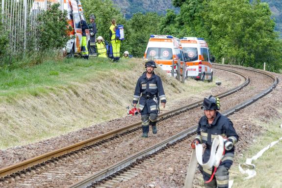 Übung des Bezirksfeuerwehrverbandes Untervinschgau in Zusammenarbeit mit STA, SAD und Weißem Kreuz (12.07.2019); angenommenes Szenario: Kollision zwischen Auto und Vinschgerbahn. Fotos: Sepp