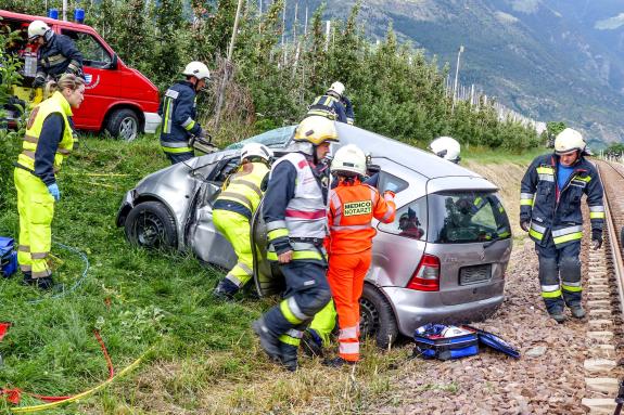 Übung des Bezirksfeuerwehrverbandes Untervinschgau in Zusammenarbeit mit STA, SAD und Weißem Kreuz (12.07.2019); angenommenes Szenario: Kollision zwischen Auto und Vinschgerbahn. Fotos: Sepp