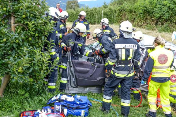 Übung des Bezirksfeuerwehrverbandes Untervinschgau in Zusammenarbeit mit STA, SAD und Weißem Kreuz (12.07.2019); angenommenes Szenario: Kollision zwischen Auto und Vinschgerbahn. Fotos: Sepp