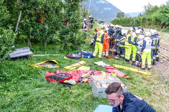 Übung des Bezirksfeuerwehrverbandes Untervinschgau in Zusammenarbeit mit STA, SAD und Weißem Kreuz (12.07.2019); angenommenes Szenario: Kollision zwischen Auto und Vinschgerbahn. Fotos: Sepp