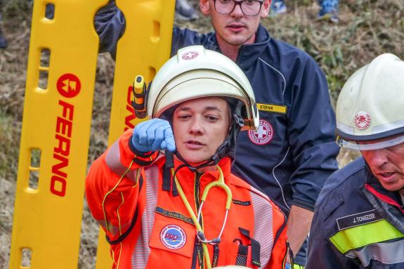 Übung des Bezirksfeuerwehrverbandes Untervinschgau in Zusammenarbeit mit STA, SAD und Weißem Kreuz (12.07.2019); angenommenes Szenario: Kollision zwischen Auto und Vinschgerbahn. Fotos: Sepp