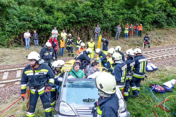 Übung des Bezirksfeuerwehrverbandes Untervinschgau in Zusammenarbeit mit STA, SAD und Weißem Kreuz (12.07.2019); angenommenes Szenario: Kollision zwischen Auto und Vinschgerbahn. Fotos: Sepp