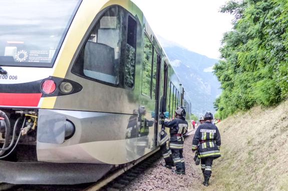 Übung des Bezirksfeuerwehrverbandes Untervinschgau in Zusammenarbeit mit STA, SAD und Weißem Kreuz (12.07.2019); angenommenes Szenario: Kollision zwischen Auto und Vinschgerbahn. Fotos: Sepp