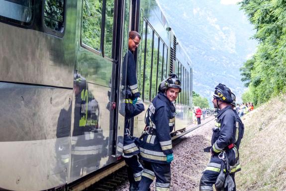 Übung des Bezirksfeuerwehrverbandes Untervinschgau in Zusammenarbeit mit STA, SAD und Weißem Kreuz (12.07.2019); angenommenes Szenario: Kollision zwischen Auto und Vinschgerbahn. Fotos: Sepp