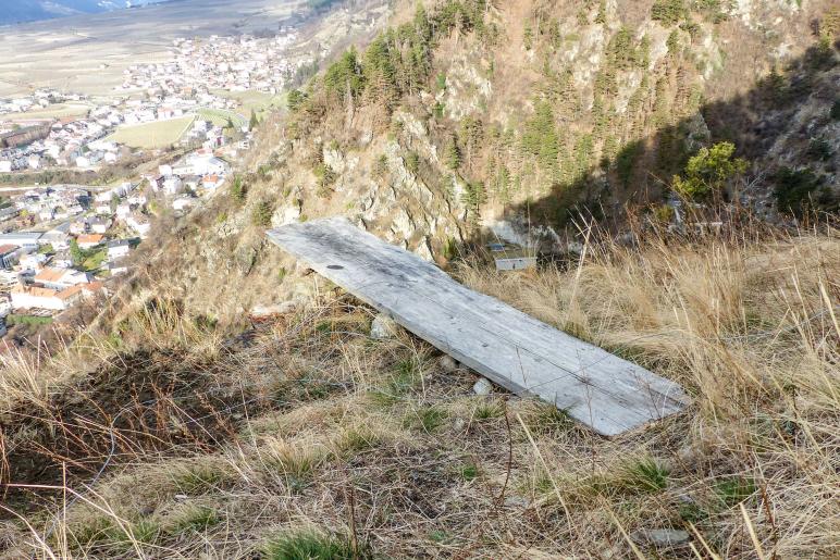 Beim Aufstellen der „Larmstange“ am Scheibenschlag-Sonntag auf dem Scheibenschlag-Bühel in Schlanders. Fotos: Sepp