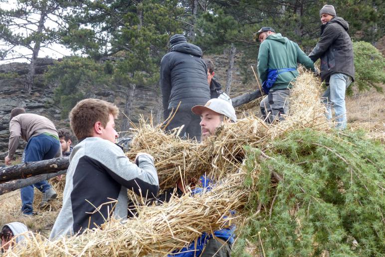 Beim Aufstellen der „Larmstange“ am Scheibenschlag-Sonntag auf dem Scheibenschlag-Bühel in Schlanders. Fotos: Sepp