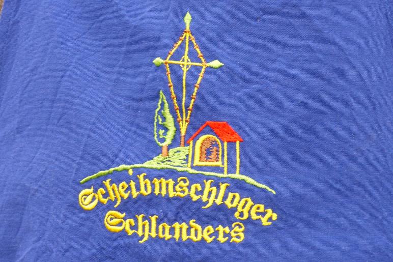 Beim Aufstellen der „Larmstange“ am Scheibenschlag-Sonntag auf dem Scheibenschlag-Bühel in Schlanders. Fotos: Sepp