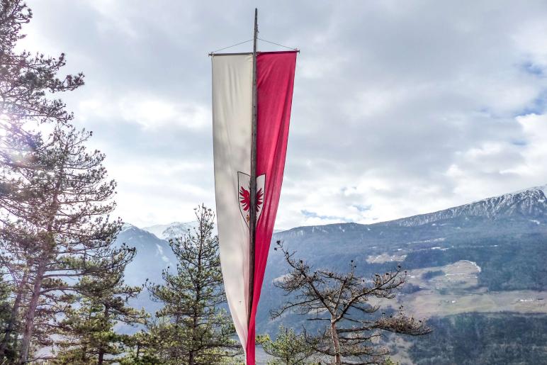 Beim Aufstellen der „Larmstange“ am Scheibenschlag-Sonntag auf dem Scheibenschlag-Bühel in Schlanders. Fotos: Sepp