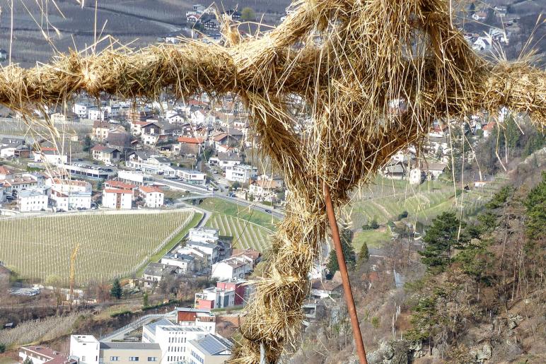Beim Aufstellen der „Larmstange“ am Scheibenschlag-Sonntag auf dem Scheibenschlag-Bühel in Schlanders. Fotos: Sepp