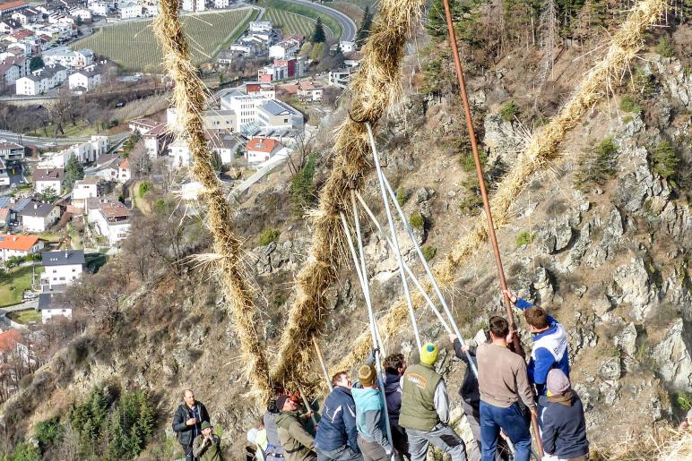 Beim Aufstellen der „Larmstange“ am Scheibenschlag-Sonntag auf dem Scheibenschlag-Bühel in Schlanders. Fotos: Sepp