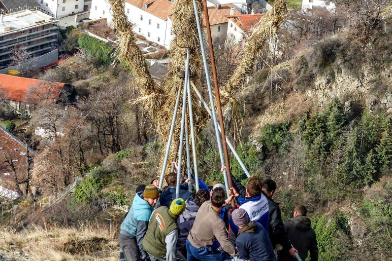 Beim Aufstellen der „Larmstange“ am Scheibenschlag-Sonntag auf dem Scheibenschlag-Bühel in Schlanders. Fotos: Sepp