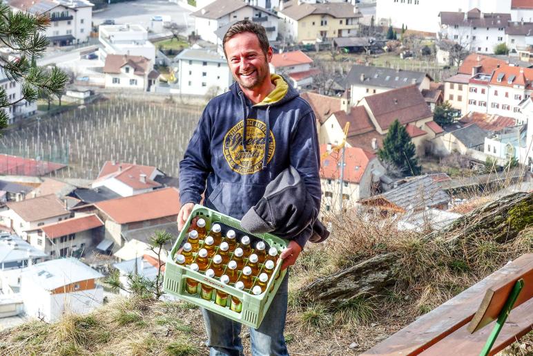 Beim Aufstellen der „Larmstange“ am Scheibenschlag-Sonntag auf dem Scheibenschlag-Bühel in Schlanders. Fotos: Sepp