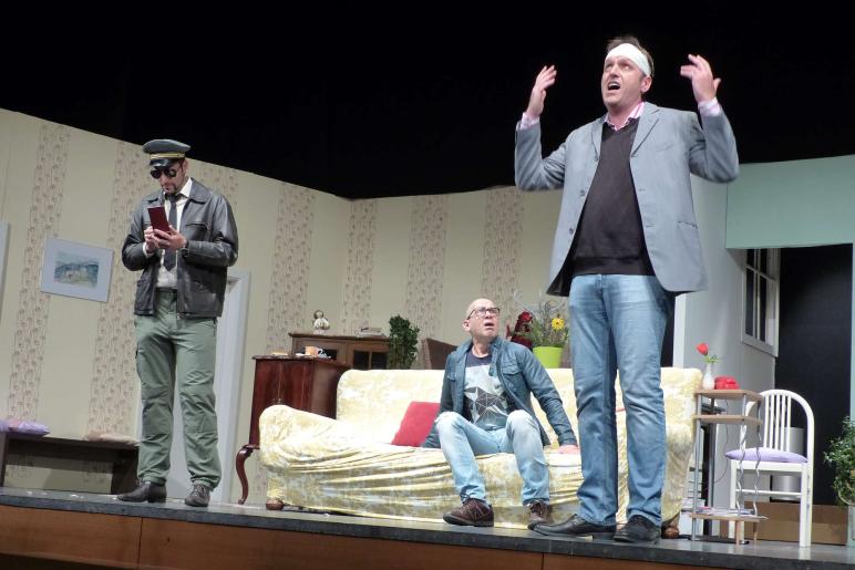 „Doppelt leben hält besser“ (Theater Verein Schlanders); Fotos: Sepp