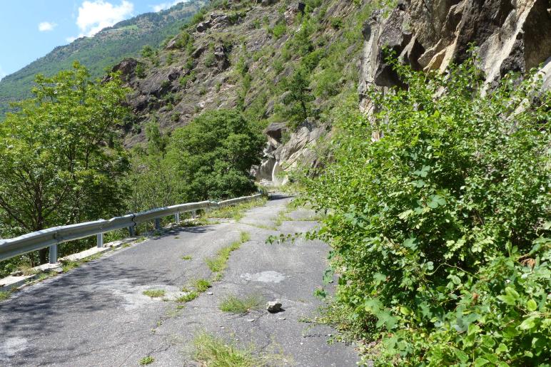 Ein Beispiel dafür ist das erste Teilstück der ehemaligen Straße in das Schnalstal. Nicht ohne Grund hat sich der Mensch vor und 15 Jahren in einen 1.160 Meter langen Tunnel „verkrochen“. 