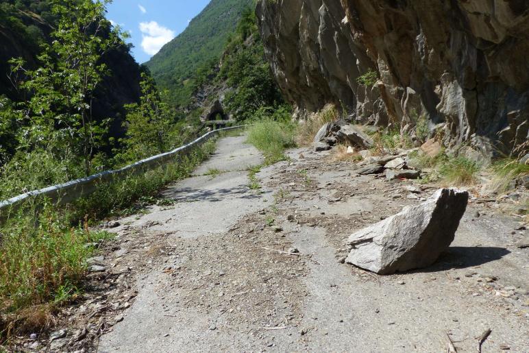 Ein Beispiel dafür ist das erste Teilstück der ehemaligen Straße in das Schnalstal. Nicht ohne Grund hat sich der Mensch vor und 15 Jahren in einen 1.160 Meter langen Tunnel „verkrochen“. 