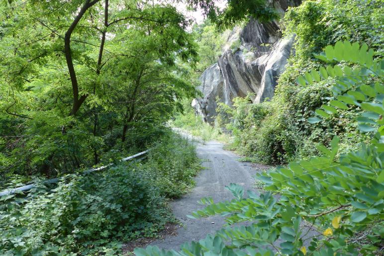 Ein Beispiel dafür ist das erste Teilstück der ehemaligen Straße in das Schnalstal. Nicht ohne Grund hat sich der Mensch vor und 15 Jahren in einen 1.160 Meter langen Tunnel „verkrochen“. 