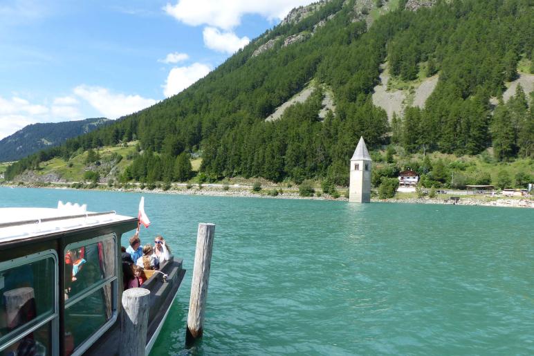 Erste Rundfahrt der „Hubertus“ auf dem Reschensee im heurigen Jahr. Fotos: Sepp