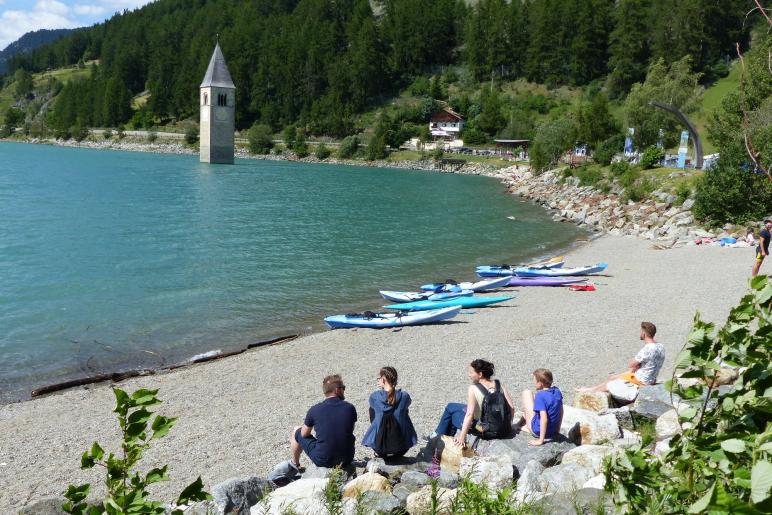 Erste Rundfahrt der „Hubertus“ auf dem Reschensee im heurigen Jahr. Fotos: Sepp