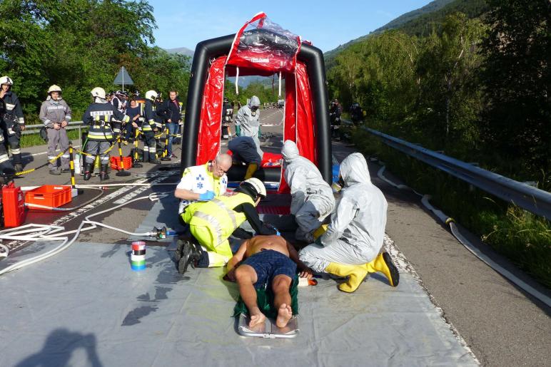 Großübung des Bezirksfeuerwehrverbandes Untervinschgau in Laas (Gefahrgutunfall auf der Laaser Geraden) und in Schlanders (Rauchentwicklung im Krankenhaus), 9. Juni 2018; Fotos: Sepp