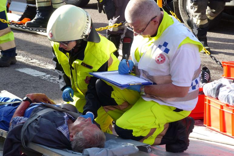 Großübung des Bezirksfeuerwehrverbandes Untervinschgau in Laas (Gefahrgutunfall auf der Laaser Geraden) und in Schlanders (Rauchentwicklung im Krankenhaus), 9. Juni 2018; Fotos: Sepp