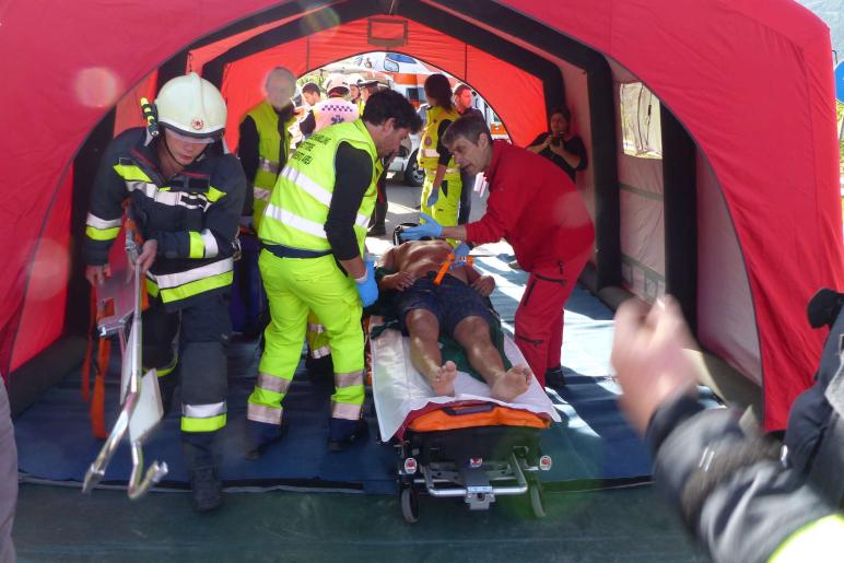 Großübung des Bezirksfeuerwehrverbandes Untervinschgau in Laas (Gefahrgutunfall auf der Laaser Geraden) und in Schlanders (Rauchentwicklung im Krankenhaus), 9. Juni 2018; Fotos: Sepp