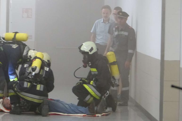 Großübung des Bezirksfeuerwehrverbandes Untervinschgau in Laas (Gefahrgutunfall auf der Laaser Geraden) und in Schlanders (Rauchentwicklung im Krankenhaus), 9. Juni 2018; Fotos: Sepp