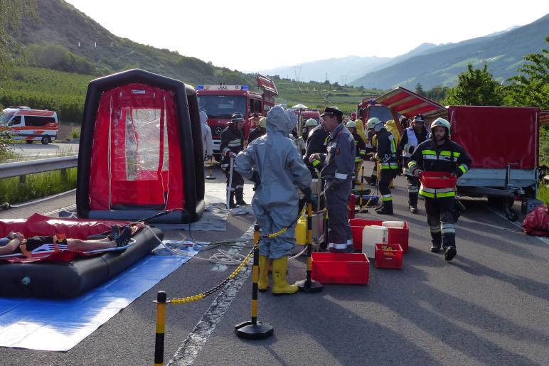 Großübung des Bezirksfeuerwehrverbandes Untervinschgau in Laas (Gefahrgutunfall auf der Laaser Geraden) und in Schlanders (Rauchentwicklung im Krankenhaus), 9. Juni 2018; Fotos: Sepp