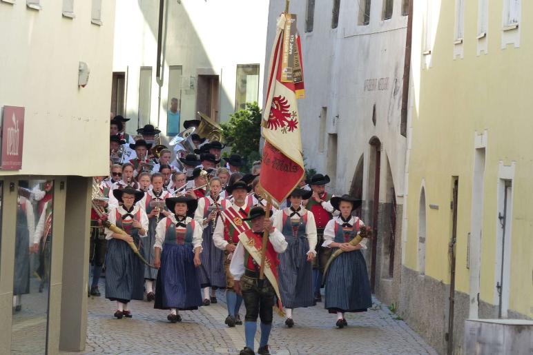 Segnung des Pavillons im Dorfanger von Mals am Herz-Jesu-Sonntag 2019; Fotos: Sepp