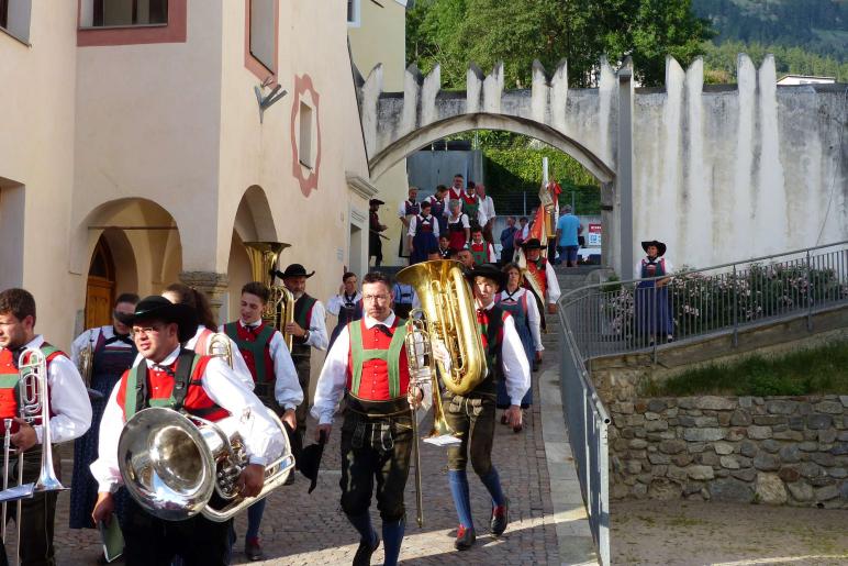 Segnung des Pavillons im Dorfanger von Mals am Herz-Jesu-Sonntag 2019; Fotos: Sepp