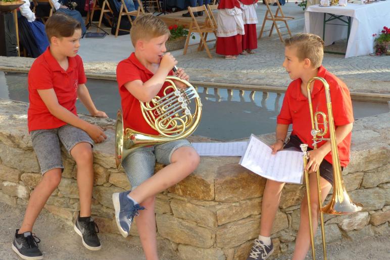 Segnung des Pavillons im Dorfanger von Mals am Herz-Jesu-Sonntag 2019; Fotos: Sepp