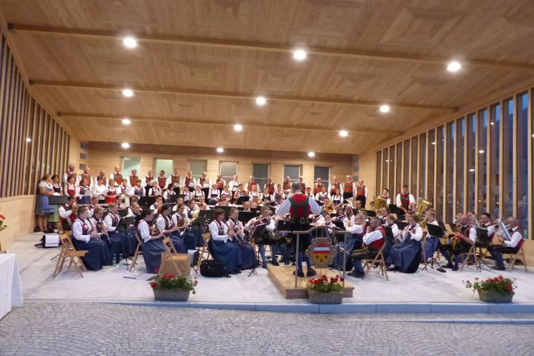 Segnung des Pavillons im Dorfanger von Mals am Herz-Jesu-Sonntag 2019; Fotos: Sepp