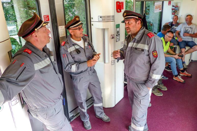 Übung des Bezirksfeuerwehrverbandes Untervinschgau in Zusammenarbeit mit STA, SAD und Weißem Kreuz (12.07.2019); angenommenes Szenario: Kollision zwischen Auto und Vinschgerbahn. Fotos: Sepp