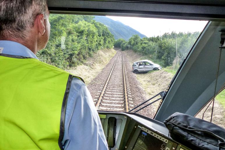 Übung des Bezirksfeuerwehrverbandes Untervinschgau in Zusammenarbeit mit STA, SAD und Weißem Kreuz (12.07.2019); angenommenes Szenario: Kollision zwischen Auto und Vinschgerbahn. Fotos: Sepp