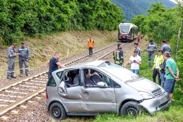 Übung des Bezirksfeuerwehrverbandes Untervinschgau in Zusammenarbeit mit STA, SAD und Weißem Kreuz (12.07.2019); angenommenes Szenario: Kollision zwischen Auto und Vinschgerbahn. Fotos: Sepp