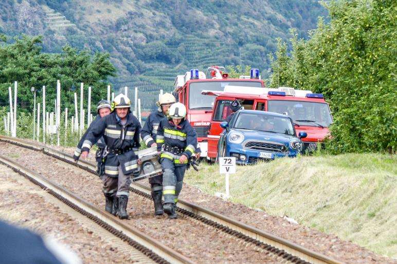 Übung des Bezirksfeuerwehrverbandes Untervinschgau in Zusammenarbeit mit STA, SAD und Weißem Kreuz (12.07.2019); angenommenes Szenario: Kollision zwischen Auto und Vinschgerbahn. Fotos: Sepp