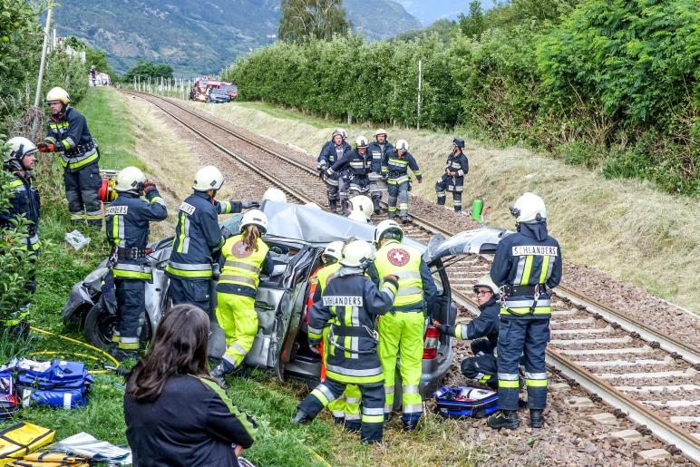 Übung des Bezirksfeuerwehrverbandes Untervinschgau in Zusammenarbeit mit STA, SAD und Weißem Kreuz (12.07.2019); angenommenes Szenario: Kollision zwischen Auto und Vinschgerbahn. Fotos: Sepp