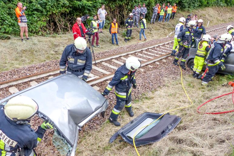Übung des Bezirksfeuerwehrverbandes Untervinschgau in Zusammenarbeit mit STA, SAD und Weißem Kreuz (12.07.2019); angenommenes Szenario: Kollision zwischen Auto und Vinschgerbahn. Fotos: Sepp
