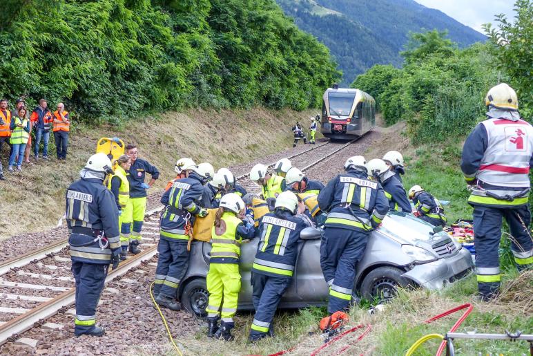 Übung des Bezirksfeuerwehrverbandes Untervinschgau in Zusammenarbeit mit STA, SAD und Weißem Kreuz (12.07.2019); angenommenes Szenario: Kollision zwischen Auto und Vinschgerbahn. Fotos: Sepp