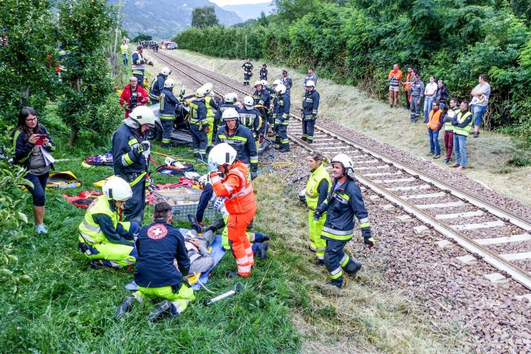 Übung des Bezirksfeuerwehrverbandes Untervinschgau in Zusammenarbeit mit STA, SAD und Weißem Kreuz (12.07.2019); angenommenes Szenario: Kollision zwischen Auto und Vinschgerbahn. Fotos: Sepp